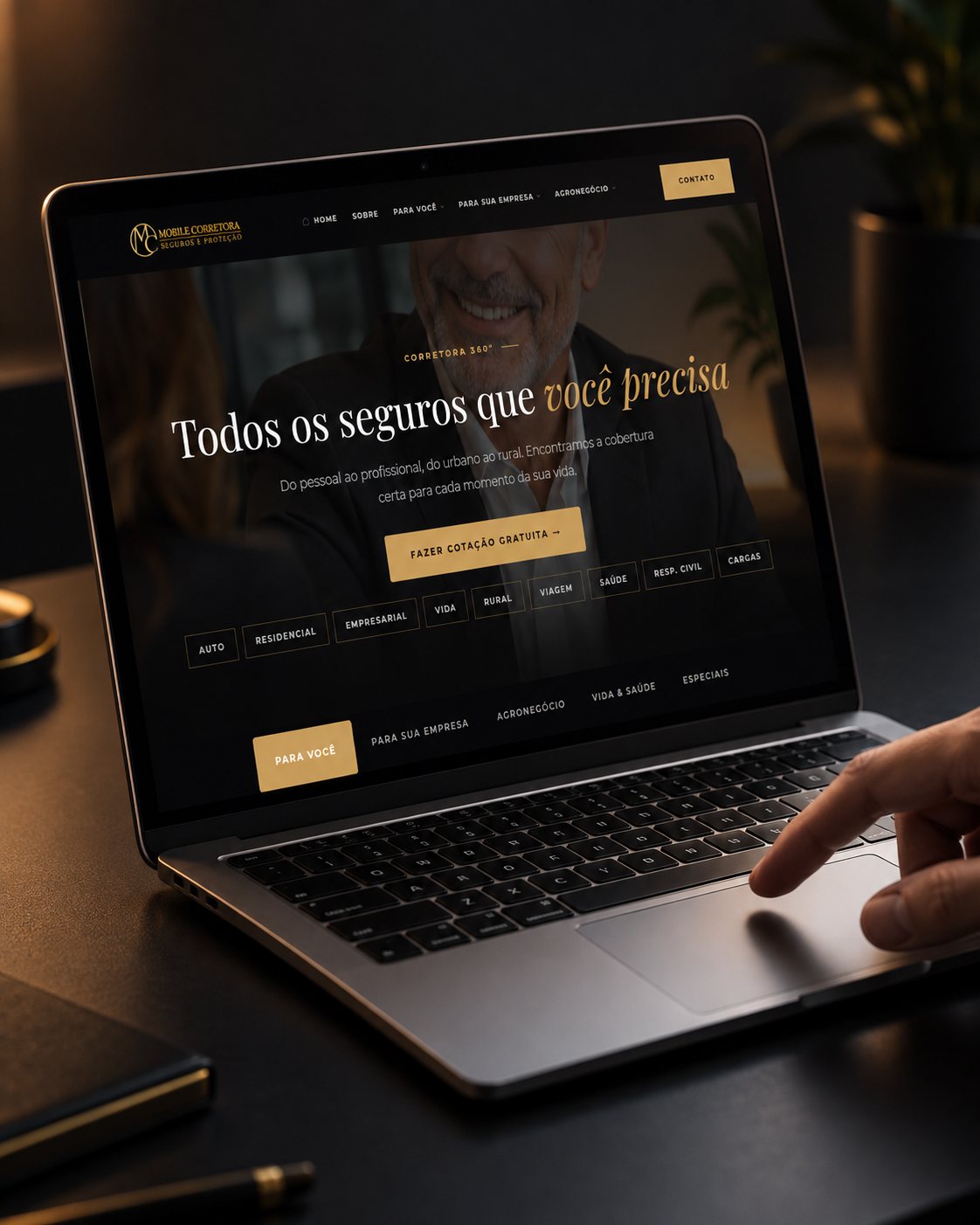 Página de seguros da Mobile Corretora no notebook